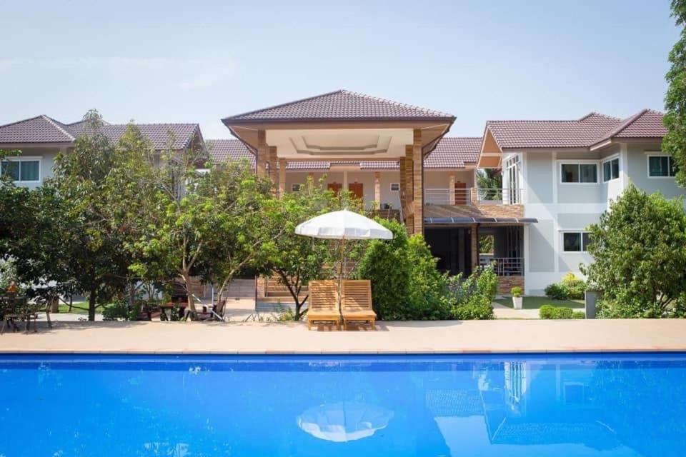 Hotel Baan Suan Khun Yaiy Ban Wang Takhrai Exterior foto