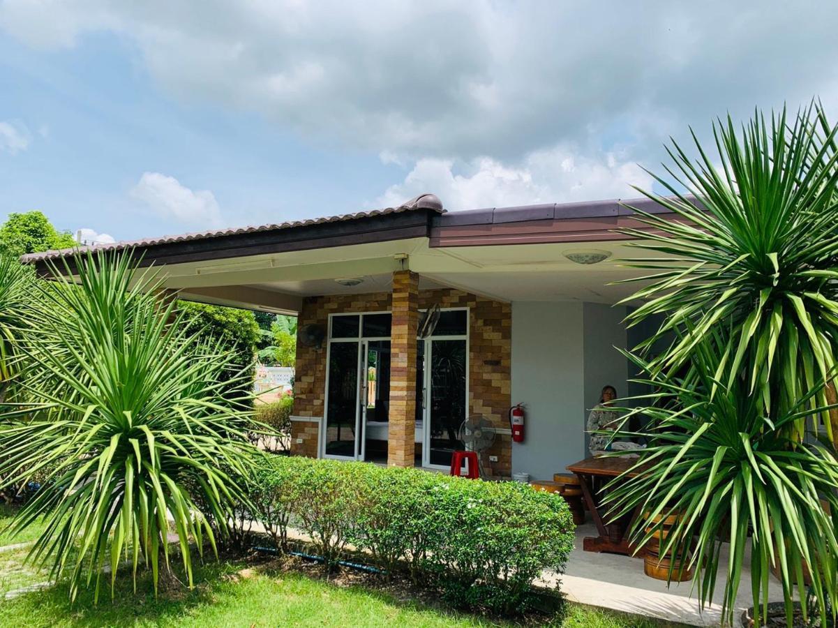 Hotel Baan Suan Khun Yaiy Ban Wang Takhrai Exterior foto