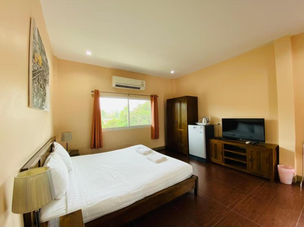 Hotel Baan Suan Khun Yaiy Ban Wang Takhrai Exterior foto