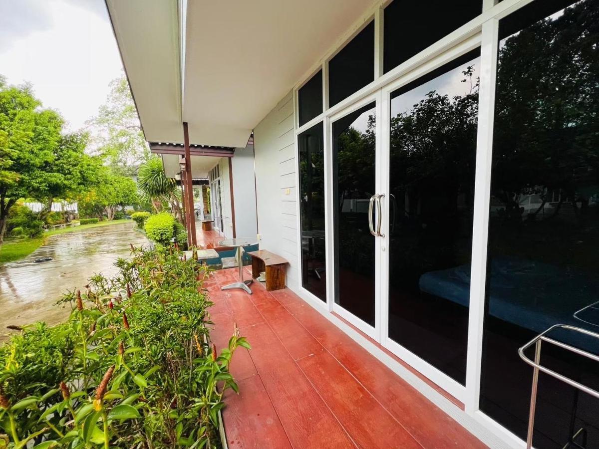 Hotel Baan Suan Khun Yaiy Ban Wang Takhrai Exterior foto