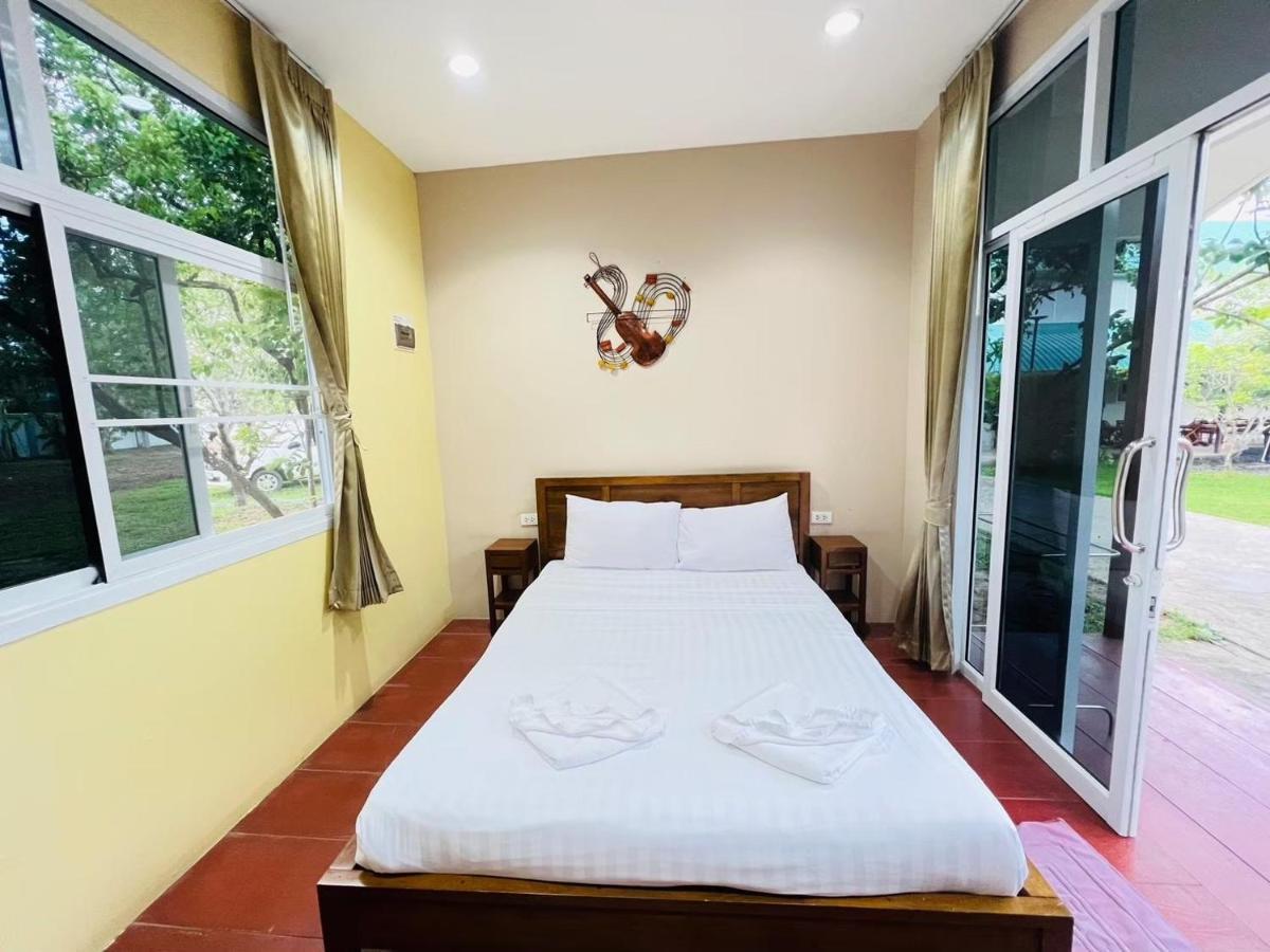 Hotel Baan Suan Khun Yaiy Ban Wang Takhrai Exterior foto