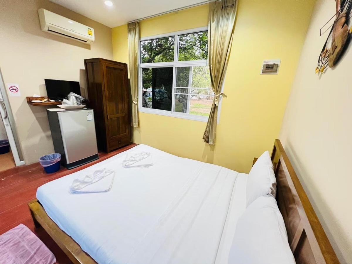 Hotel Baan Suan Khun Yaiy Ban Wang Takhrai Exterior foto